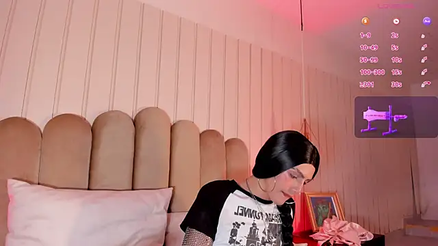 nicki-west webcam