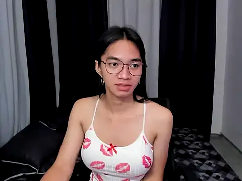 AsianPetiteMarian live Stripchat room