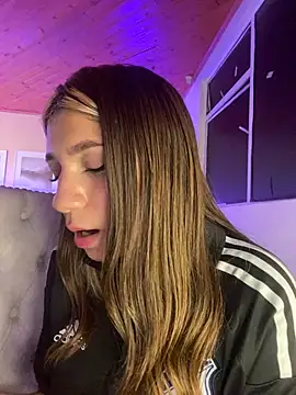 Isabella18_pink live cam on StripChat