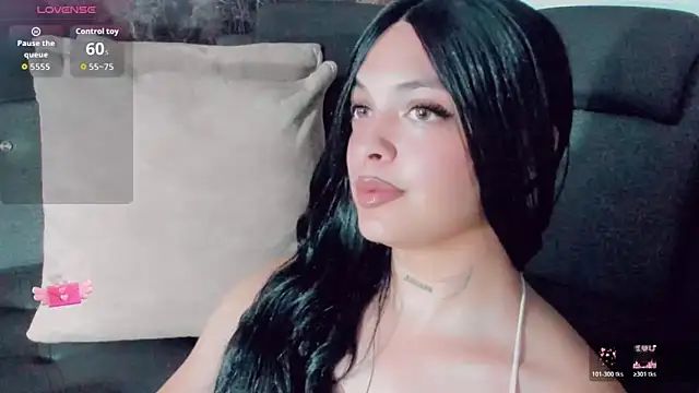 Emmaa_Saenz_ live cam on StripChat