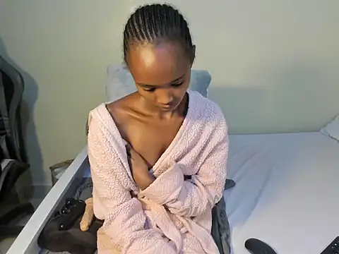 KendiLuxe live cam on StripChat