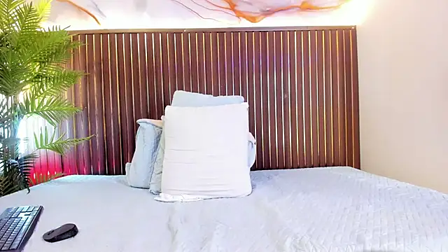 mia_pineda webcam