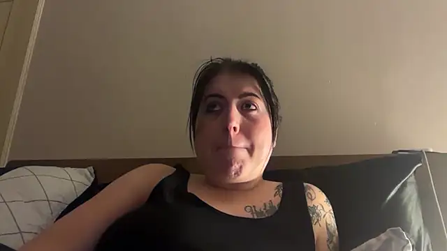 LucyLou31 webcam