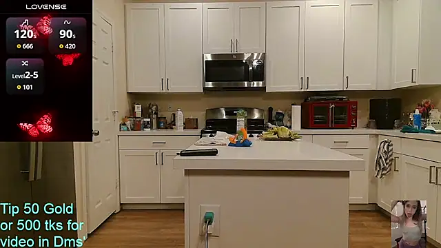 Blondiewithanass webcam