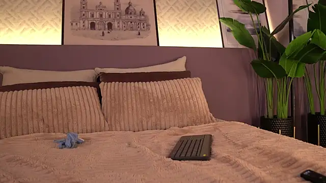 ElleDiane's live cam