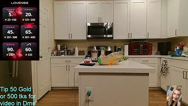 Blondiewithanass webcam