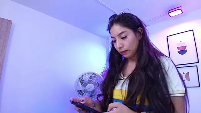 Ema_louis_ live cam on StripChat
