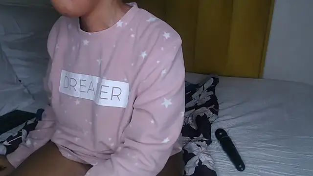 Bella_2025 webcam