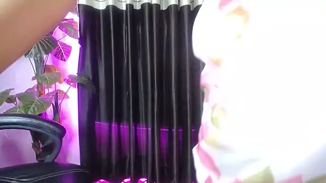 kiara_1122 - Kiara_1122's free webcam - UK Sex Cams