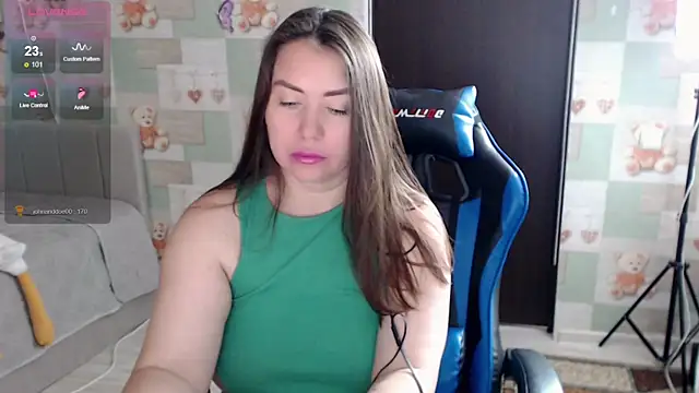 Korolek12 live cam on StripChat