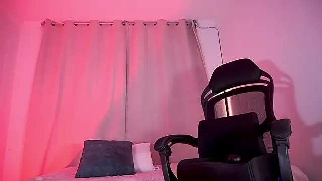 petitevictoria live cam on StripChat