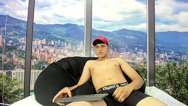 LiamRamirezz live cam room
