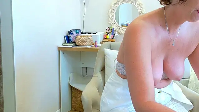 LadySweetWife webcam