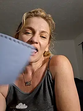 Goldenndoll live cam on StripChat