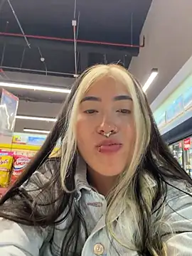 manuelaveeleez (F young) - Play pussy shower