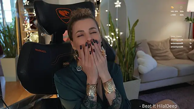 Lady--M webcam