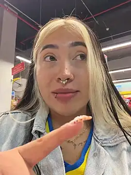 manuelaveeleez (F young) - Play pussy shower