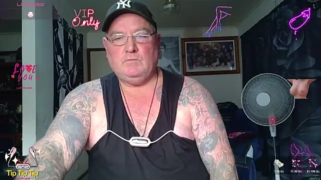 kinkyblueyes69 (M mature) - NAKED