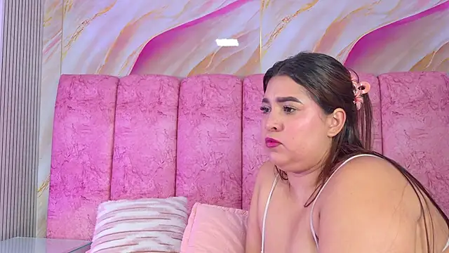 Watch emmacurvy live on EroticFlix - High definition streams