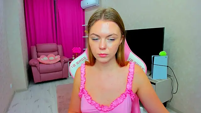 Strawberrye live cam on StripChat