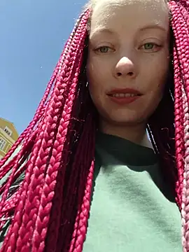 frost_foxy (F young) - Naked near people