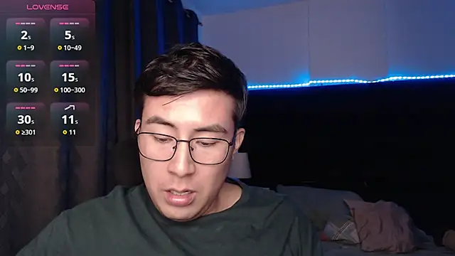 andrewmhilton_ live Stripchat room