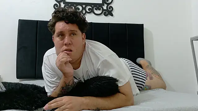 PinkQueen23 webcam