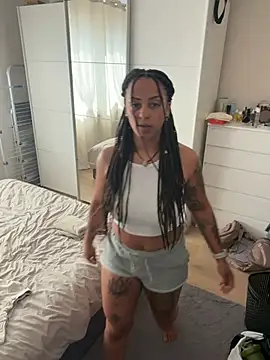 SweetPetiteNoir webcam