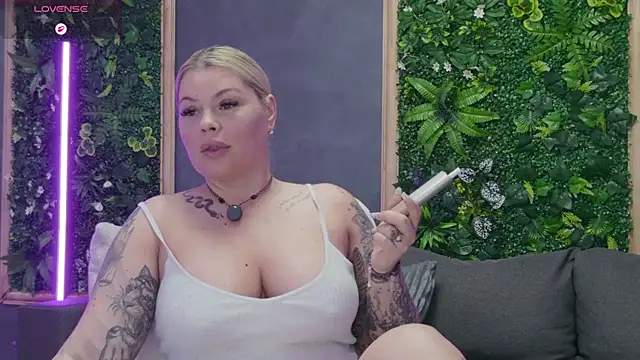 Issa_Jo live cam on StripChat