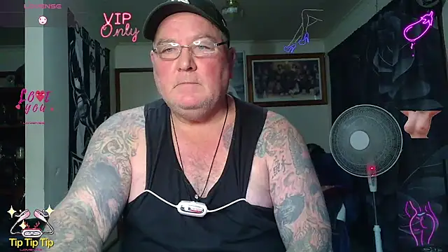 kinkyblueyes69 (M mature) - NAKED