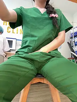 secretly_masturbating live cam on StripChat
