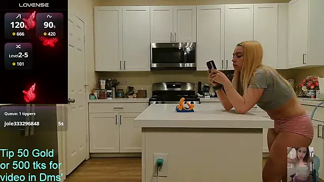 Blondiewithanass webcam