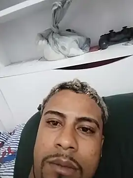 01LeonBlack webcam