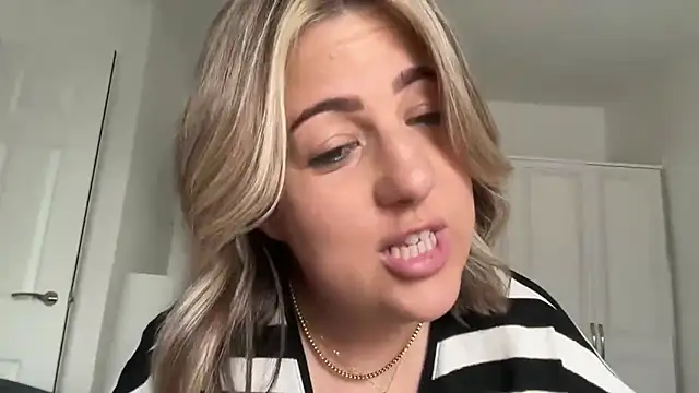 MsBelleWarick webcam