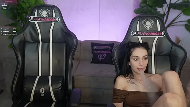 mila_rose054 (F young) - show tits 1 girl