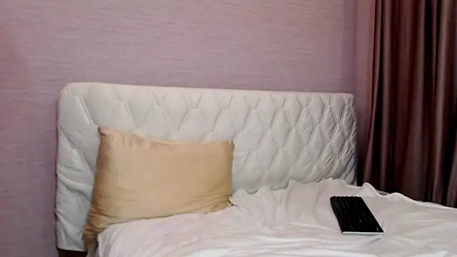 PrettyTayaOne webcam