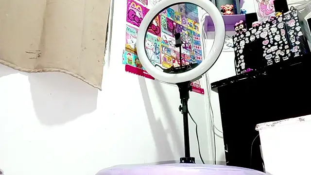 PetiteIvoryQueen19 webcam