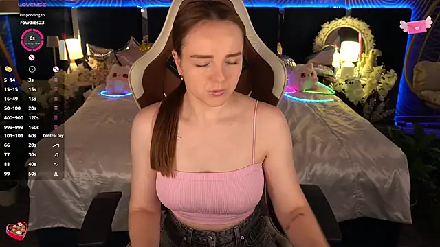 Watch FoxyShy live on EroticFlix - High definition streams