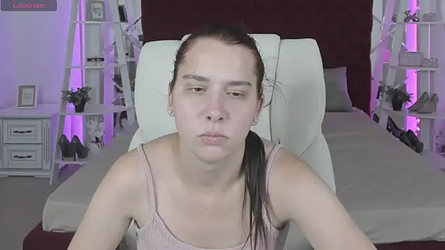 Livia_Shy webcam