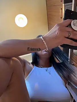 Hotmomcheckk_ live cam