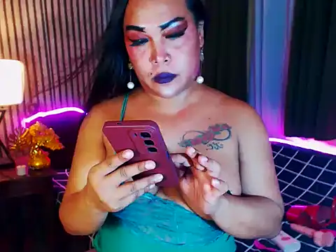 CumFactoryLuna webcam