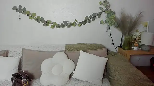 Watch HoneyEmilly live on EroticFlix - High definition streams