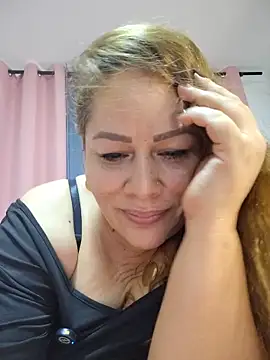 SluttyMilf79 live cam