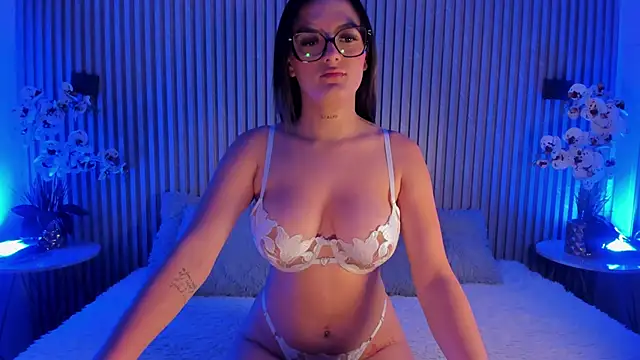 Watch SOPHICOLLINS live on EroticFlix - High definition streams