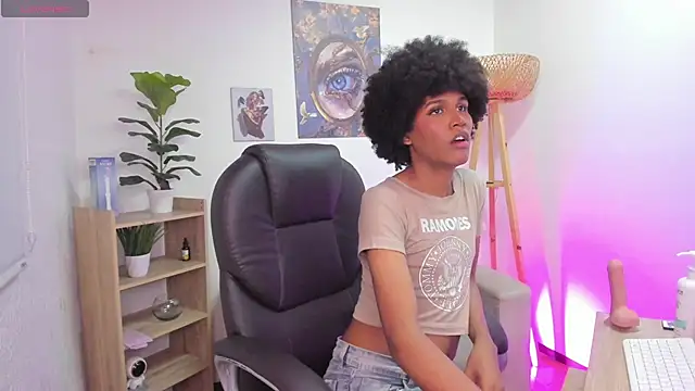 NaomiSaenz_ webcam