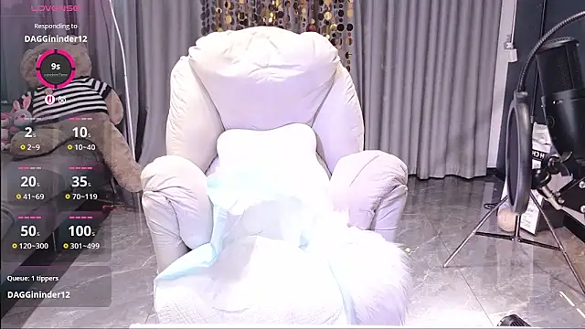 momoda520 (F young) - 好久不见想我了吗😘 上空诱惑揉胸＋脱掉内裤含嘴里  国王奖励3分钟震震