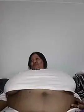 nancy111 (F milf) - Make me squit and cum on my toy
