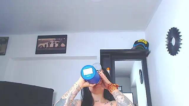 Watch Vicky_hotmilf live on EroticFlix - High definition streams
