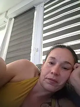 adelinegirly live cam on StripChat