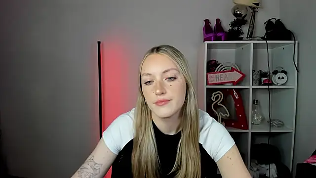 EvelynBlond live cam on StripChat